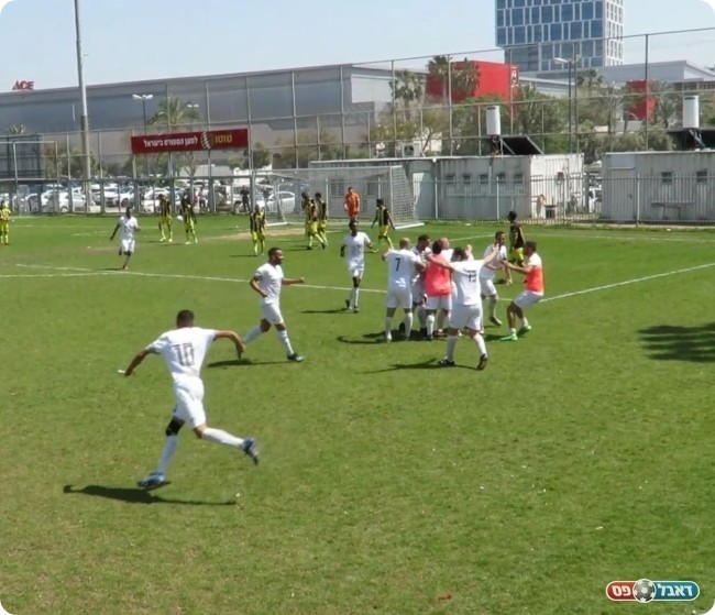 שחקני כפר יונה חוגגים (עוז אברהם)